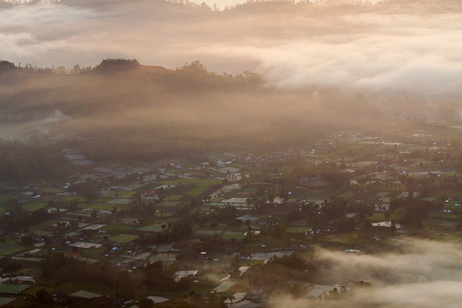 Dechberoucí ranní scenérie pod sopkou Batur